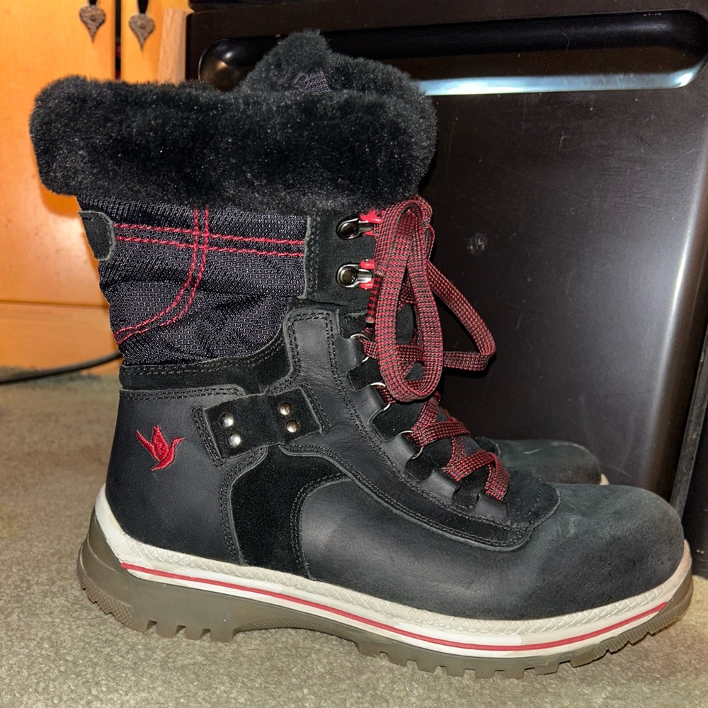 Santana Canada Mio waterproof, insulated snow boots size 8